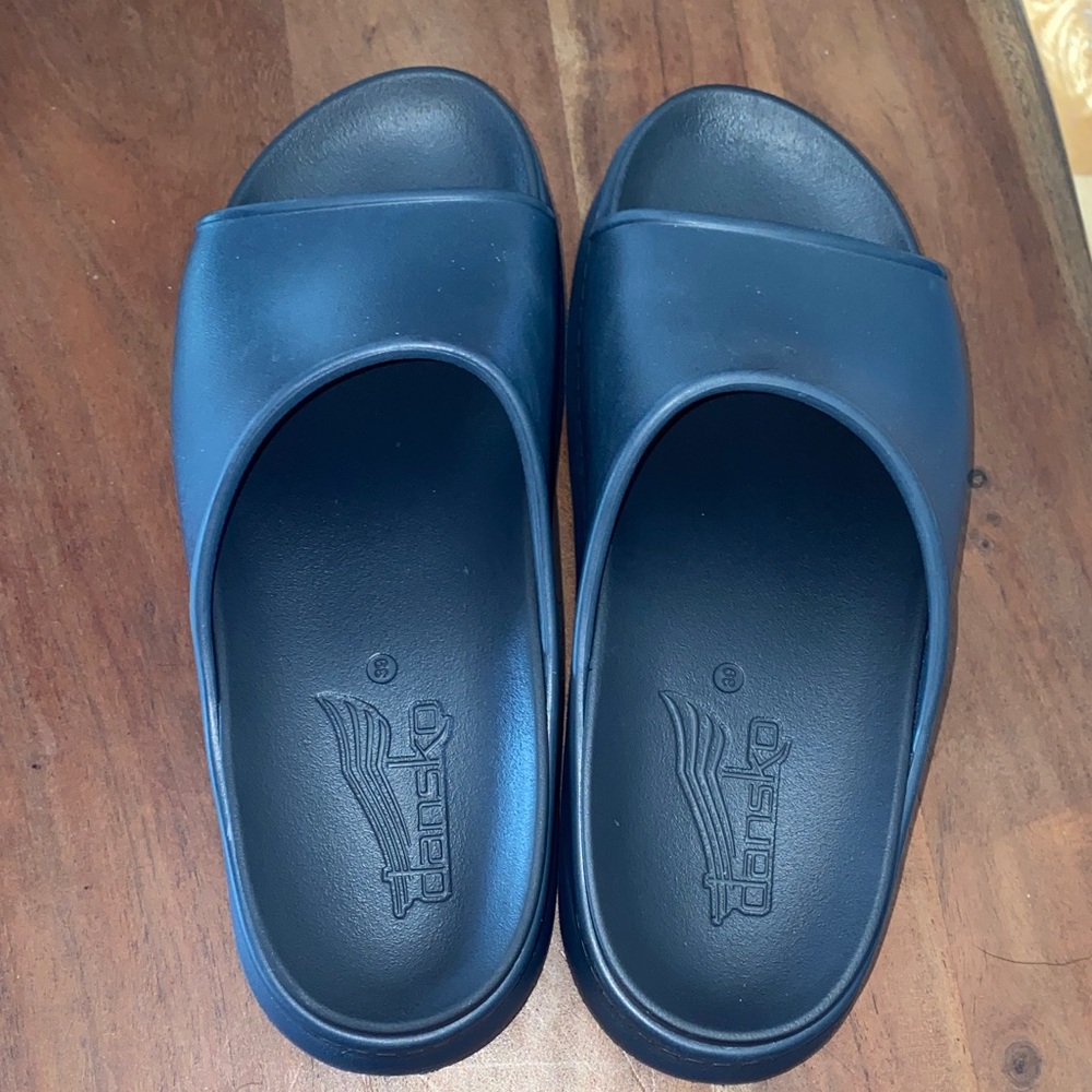 The Dansko Devyn slide Size: 8.5-9US / 39EU